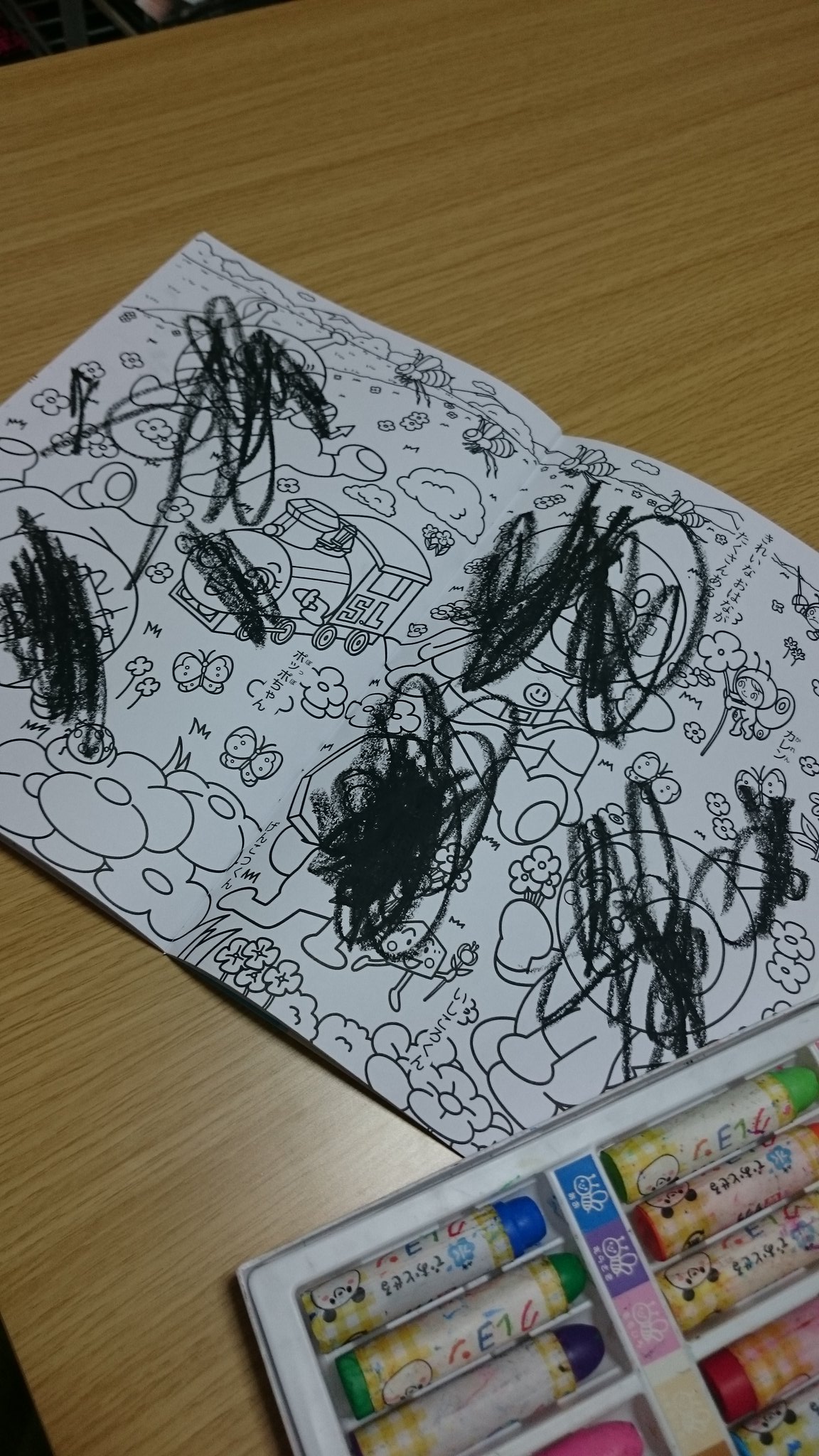 工藤ミカコ 2歳の息子が静かにぬりえしてたから見てみたら ドラマでよく くんの絵だけこうなんです って言われて家庭に問題があるんじゃないかって疑われるやつ T Co Kzhnlwe6ch Twitter