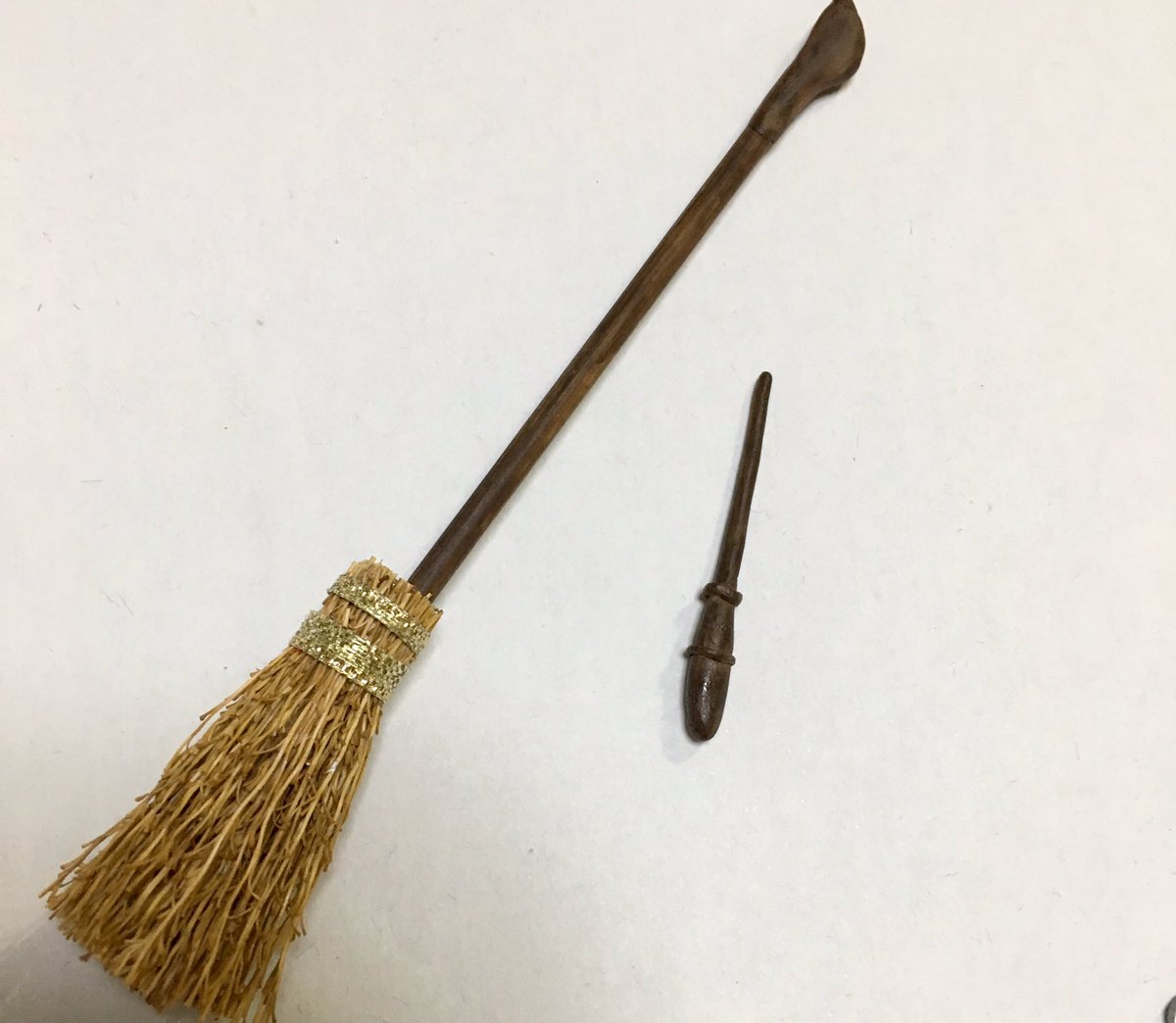 チロル ハリポタ松の小道具 ほうきは100均のミニチュアをリメイクして竹串を刺して色塗って 樹脂粘土で柄をつくる 杖は樹脂粘土のみ 杖の形はスネイプ参考に 材質は柊 芯にドラゴンの心臓の琴線が使われている設定 いい杖を持っているが 使い方がクソ