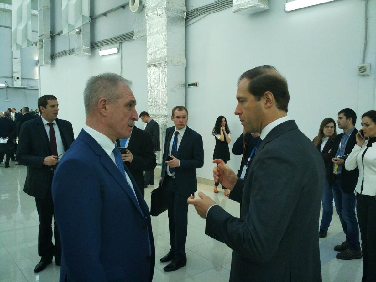press_ulgov's tweet image. Морозов на инвестиционном форуме в Сочи провел встречу с министром промышленности и торговли РФ Денисом Мантуровым.