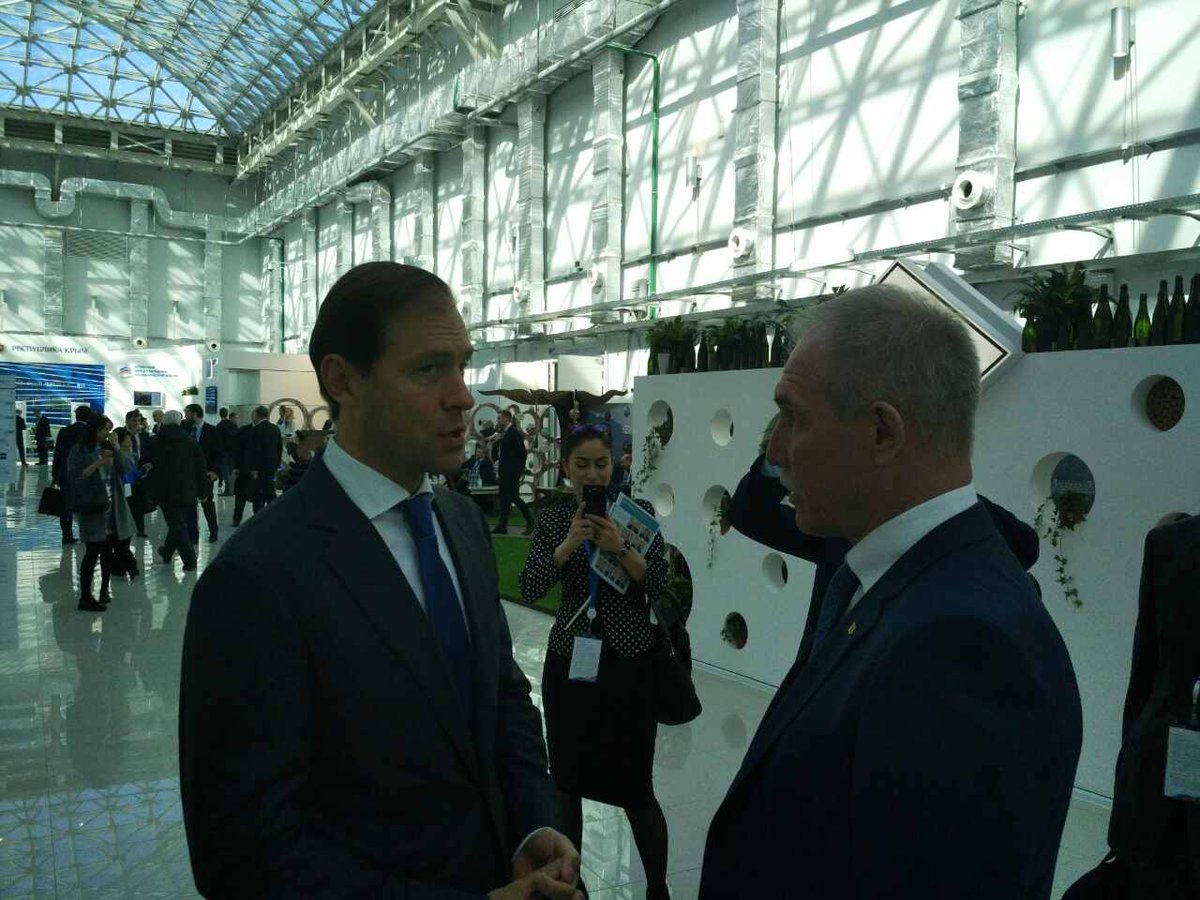 press_ulgov's tweet image. Морозов на инвестиционном форуме в Сочи провел встречу с министром промышленности и торговли РФ Денисом Мантуровым.