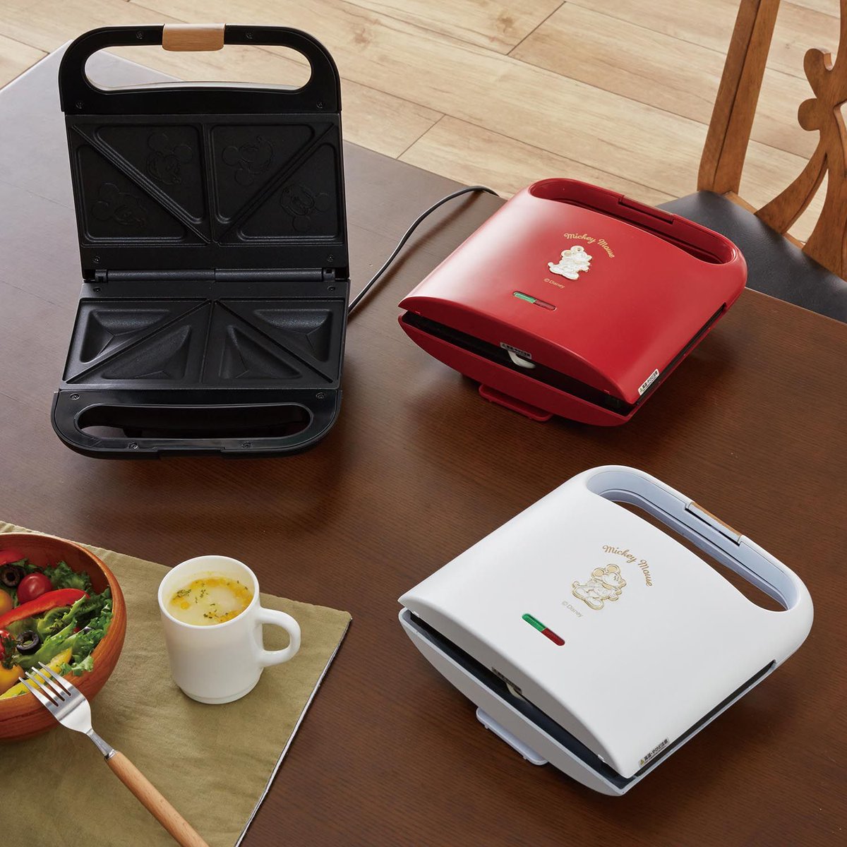 Dtimes ドウシシャ ディズニーデザイン ホットサンドメーカー はミッキーの可愛い焼き目がつくホットサンドメーカー キッチンに置いておいてもokなスタイリッシュなデザインなので 結婚や転居などのギフトにも喜ばれそうです 編集部ゆみ 詳細 Dtimes ドウシシャ ディズニーデザイン ホットサンドメーカー はミッキーの可愛い焼き目がつくホットサンドメーカー キッチンに置いておいてもokなスタイリッシュなデザインなので 結婚や転居などのギフトにも喜ばれそうです 編集部ゆみ 詳細