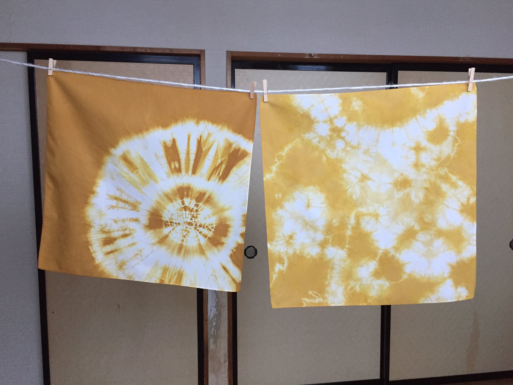 花キャット たまねぎ染めをしました コーヒー染めの時と同じく絞り染めで模様を 濃い方は染めと媒染を何度か繰り返してみました もう一方も以前の時より少し濃い目で 同じ様に染めましたが また違う感じになりました ハンドメイド 草木染め