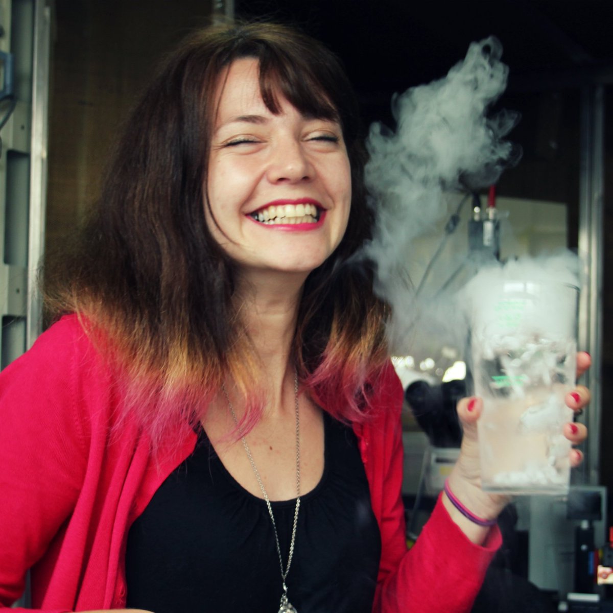 ComSciComCa's tweet photo. Bonjour à tous ! Moi c'est Elodie Chabrol (@EloCha19) je bosse sur l'épilepsie à @ucl Londres et je suis la directrice de @pintofscienceFR https://t.co/Xmqt1aAcua