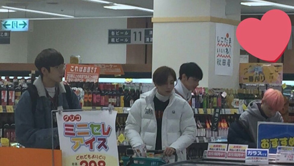 txtismangocat's tweet image. Wonwoo and jeonghan just chilling at a store in japan