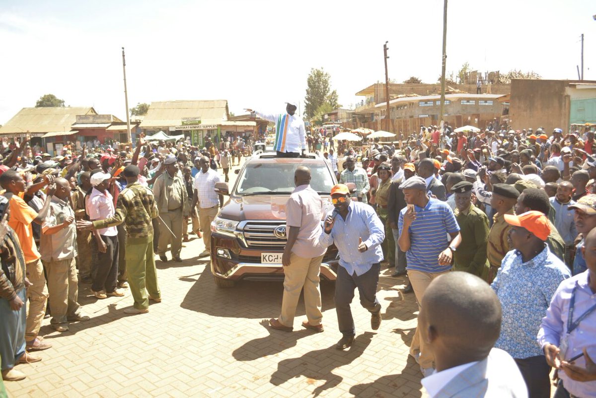 kiztv7's tweet photo. @RailaOdinga greeting Meru leadership who did welcome him for his two day tour #RailaInMeru #NASAInstrumentsOfHope https://t.co/ItfLhNdKm5