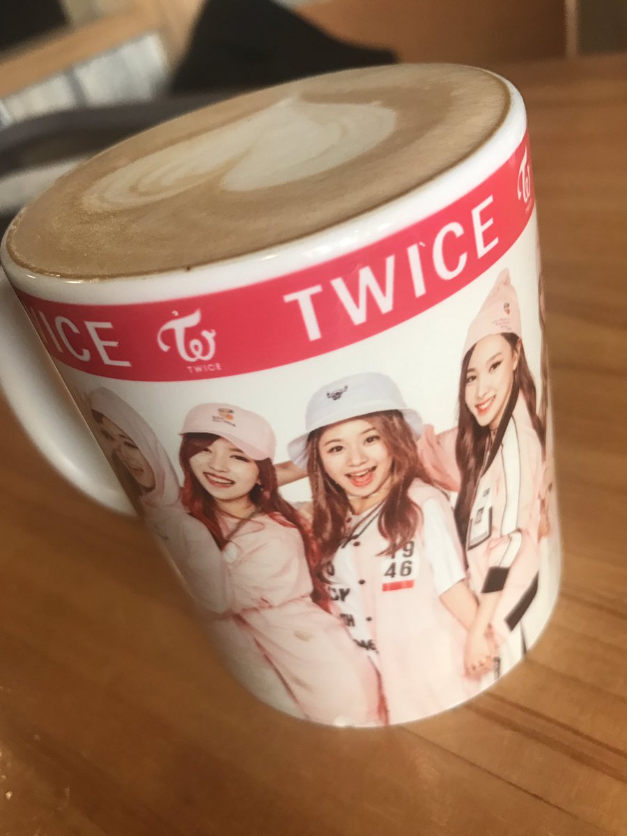 توییتر トシ채영ペン 北のなまらjapan در توییتر 新大久保のカイサルカフェに 行ってきました Twice のマグカップに注いでくれます そして 韓国ミュージックビデオが流れててかなりいい感じの所でした Twiceが流れるまで待ちましたよ Knock Knock