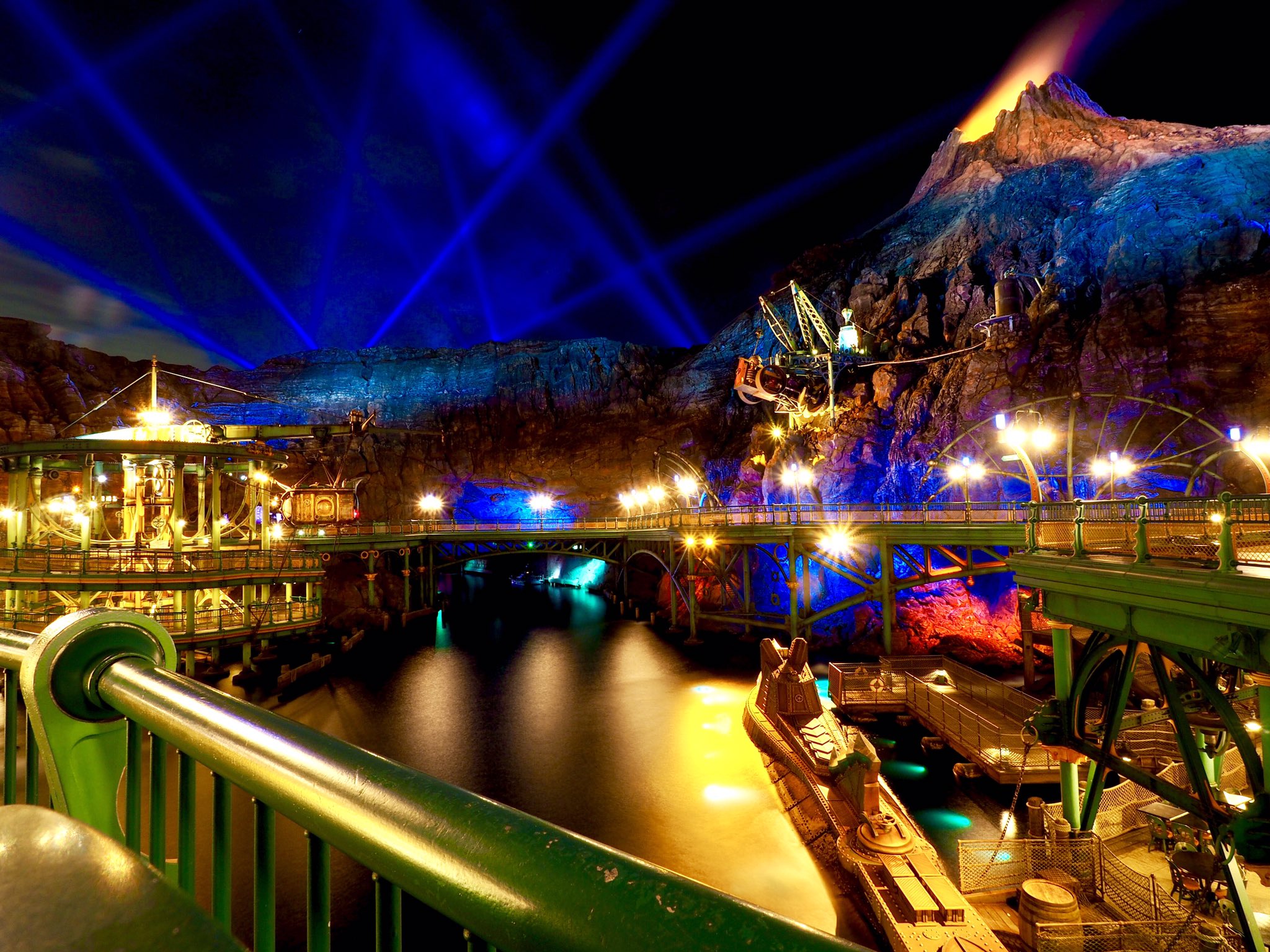 Yu 一昨日のディズニーシーの夜景も綺麗でした ディズニー ディズニーシー 東京ディズニーシー 景色 夜景 カメラ練習中 ミラーレス ミステリアスアイランド プロメテウス火山 メディテレーニアンハーバー ポートディスカバリー アクアトピア