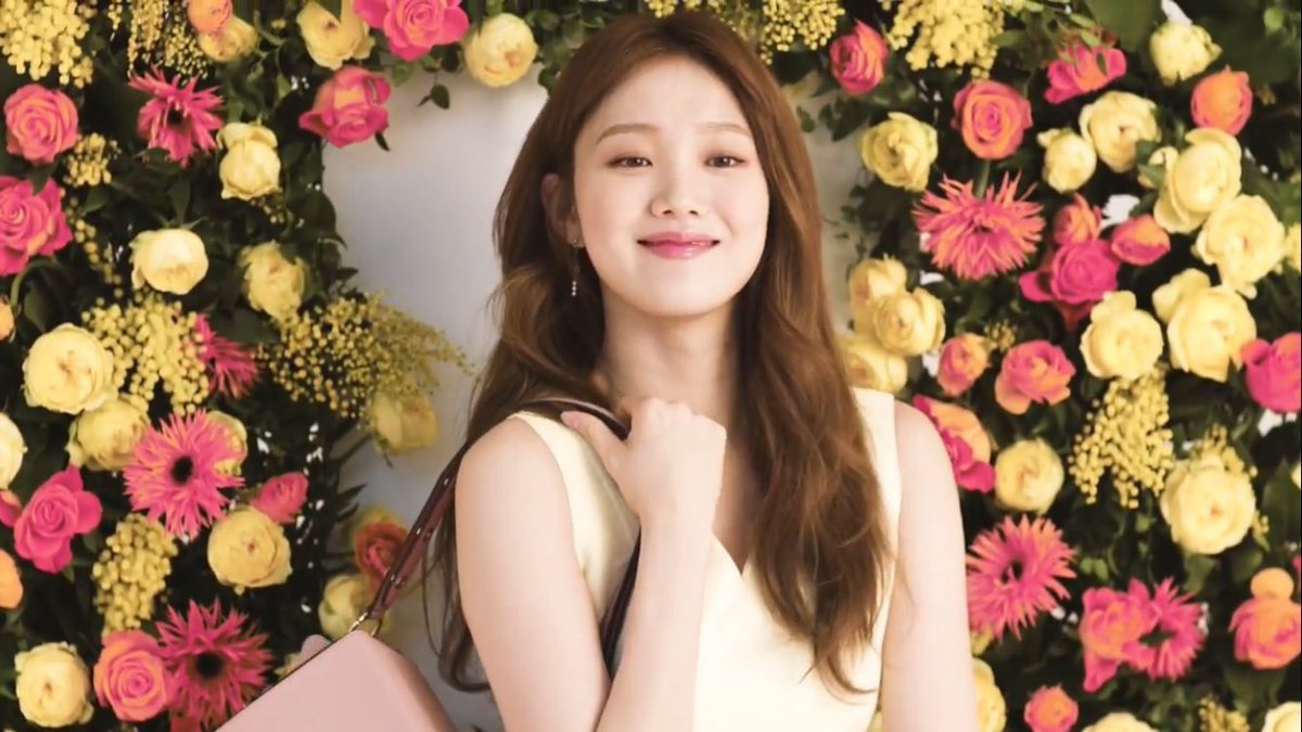 bibleesource's tweet photo. my current aesthetic 💐🥀 #LeeSungKyung https://t.co/VUTIB0AzIQ