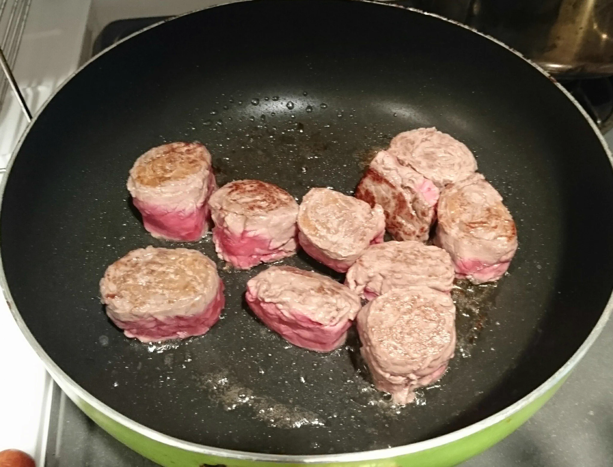 300円の牛肉が900円の味に！簡単ひと手間でステーキが味わえる方法がこれwww