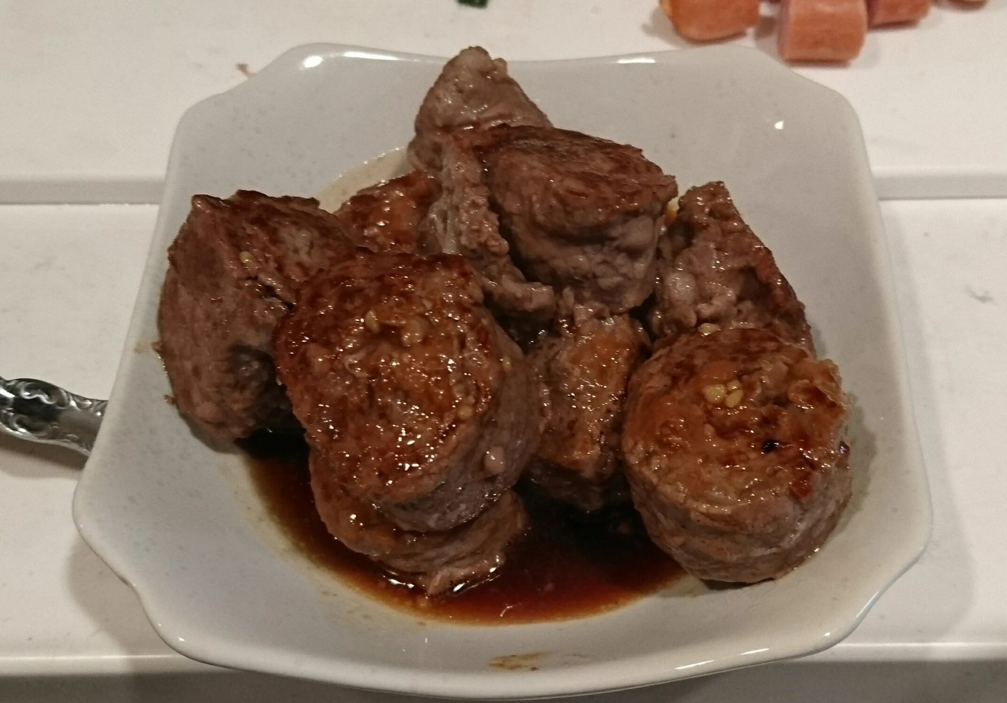 300円の牛肉が900円の味に！簡単ひと手間でステーキが味わえる方法がこれwww