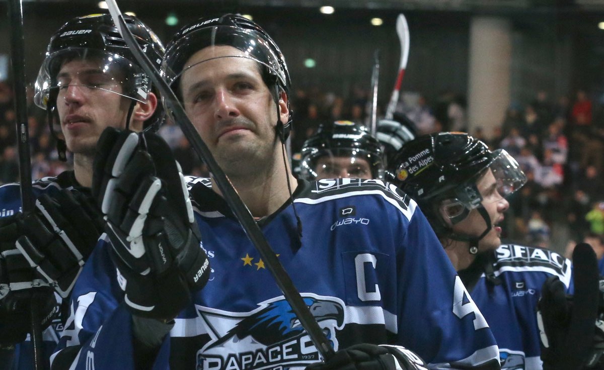 LeDL05et04's tweet photo. [HOCKEY] Marc-André Bernier, capitaine de l'équipe @Lesrapacesdegap, bientôt retraité @Bernierma85 https://t.co/KA4XkLbRfo https://t.co/fbD7hbD8kq