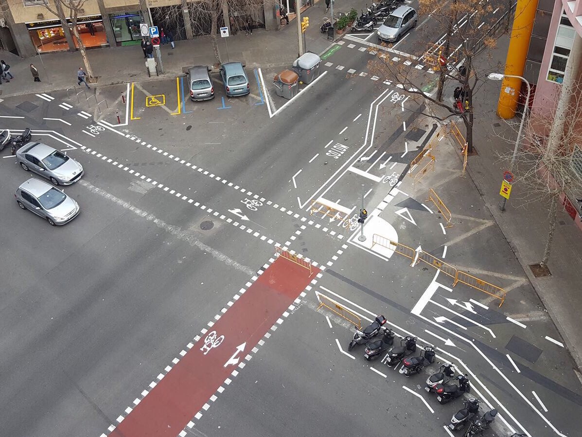 copenhagenizers's tweet photo. Wait, what? Barcelona, we love you, but for the love of god, please simplify your cycling infra. 📷 @Samoth_Erbauer https://t.co/28S8te7Li3
