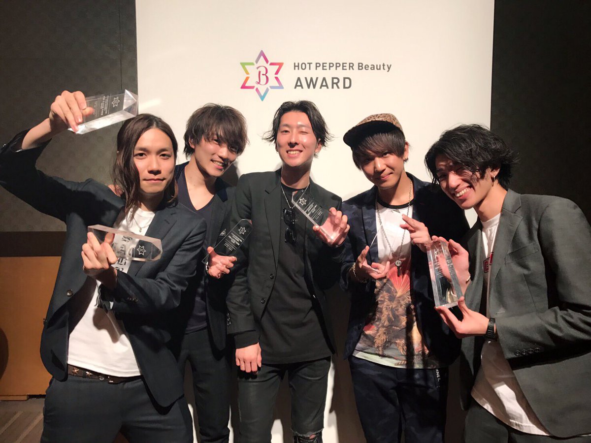 Lipps吉祥寺 ディレクター青木健真 ホットペッパービューティーアワード授賞式 全国1万5千スタイルの中から 3位 と10位 授賞しました 唯一のダブル受賞ありがとうございます 来年はトップ10全てlippsが狙いにいきますよー