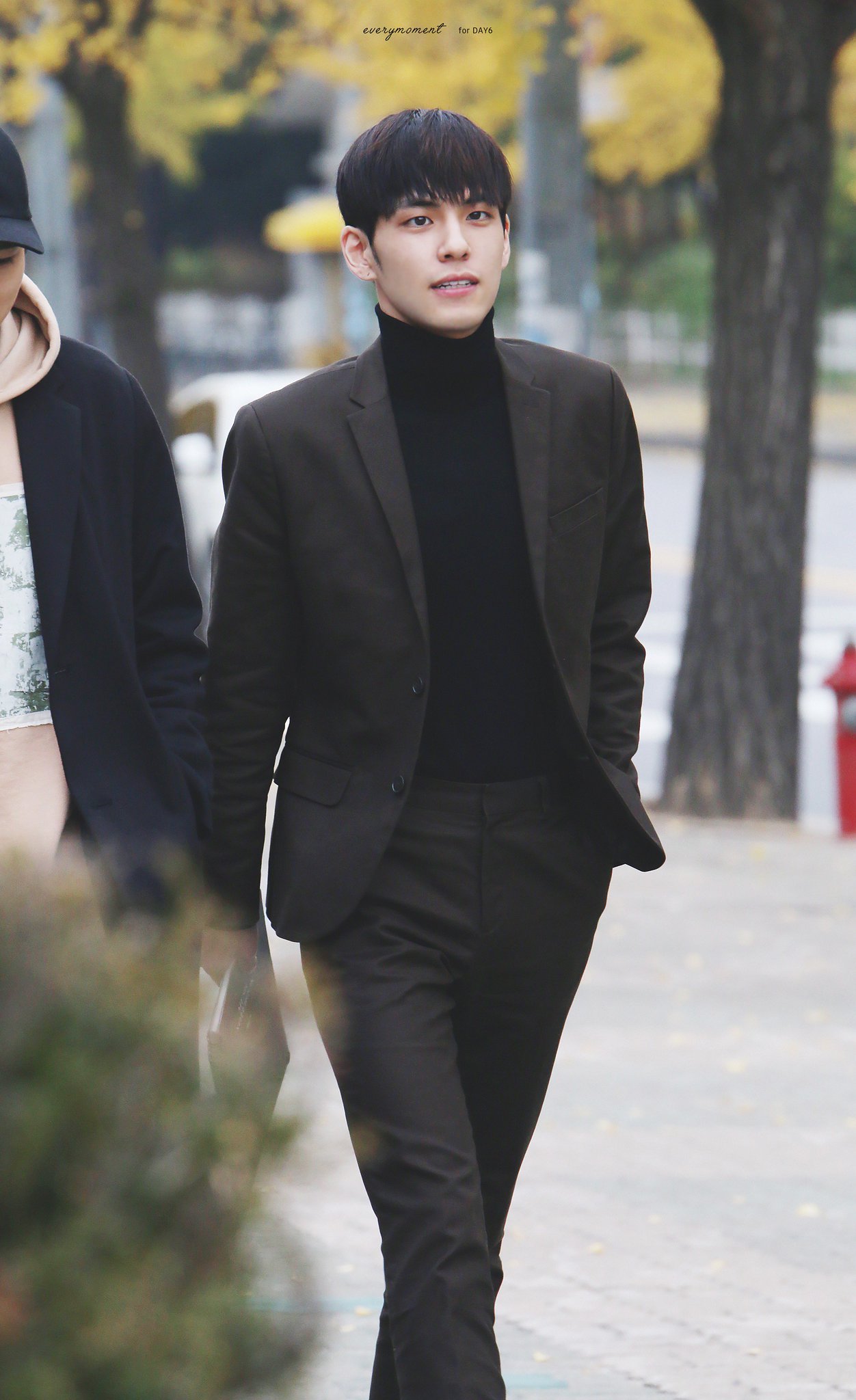 C5qjLkaWYAAb2Sy.jpg:large