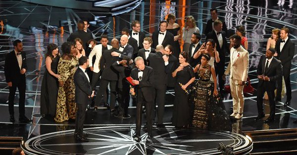 AlastairBoyes's tweet photo. Wish Ellen had been there to take an awkward selfie of the most awkward moment of the Oscars ever π #LolLolLand https://t.co/ZPj0k3mGG1