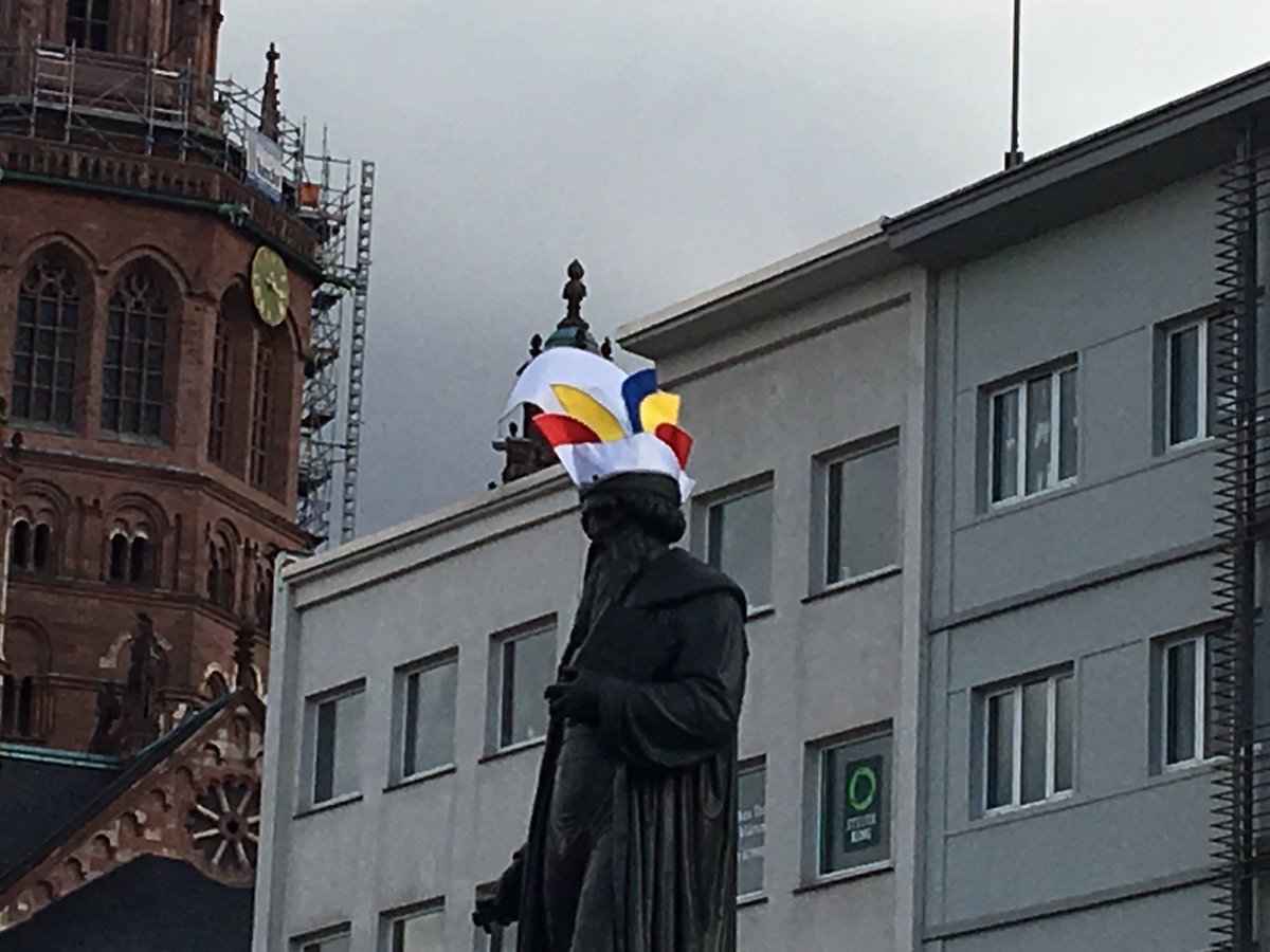 DALGruppe's tweet photo. Allen Närinnen und Narhalesen heute tolle, friedliche Rosenmontagsumzüge. Helau aus Mainz. #EINSinMainz #Fastacht #RomoMz #Mainz https://t.co/17kh0KNNdA