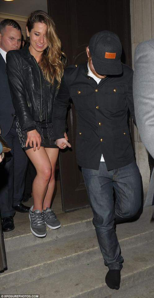 On Twitter A La Novia De Ed Sheeran Se Le Rompieron Los Tacones Y El Se Saco Sus Zapatos Se Las Dio A Ella Y Salio Descalzo