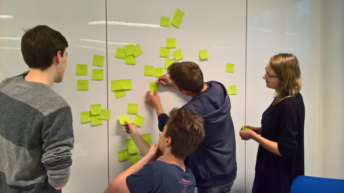 GrietBarrezeele's tweet image. I love the post-it method for creating their first datamodel @UcllM #datamodellering