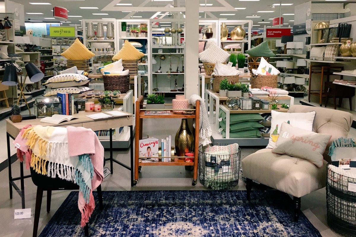 KarlaVMTL's tweet photo. This Spring Transition focal! 😍 We loved setting it up! And my VM gals' attention to detail with that desk! 🙌🏼#TargetStyle #T0966 #HiSpring https://t.co/flpQnYxzbb