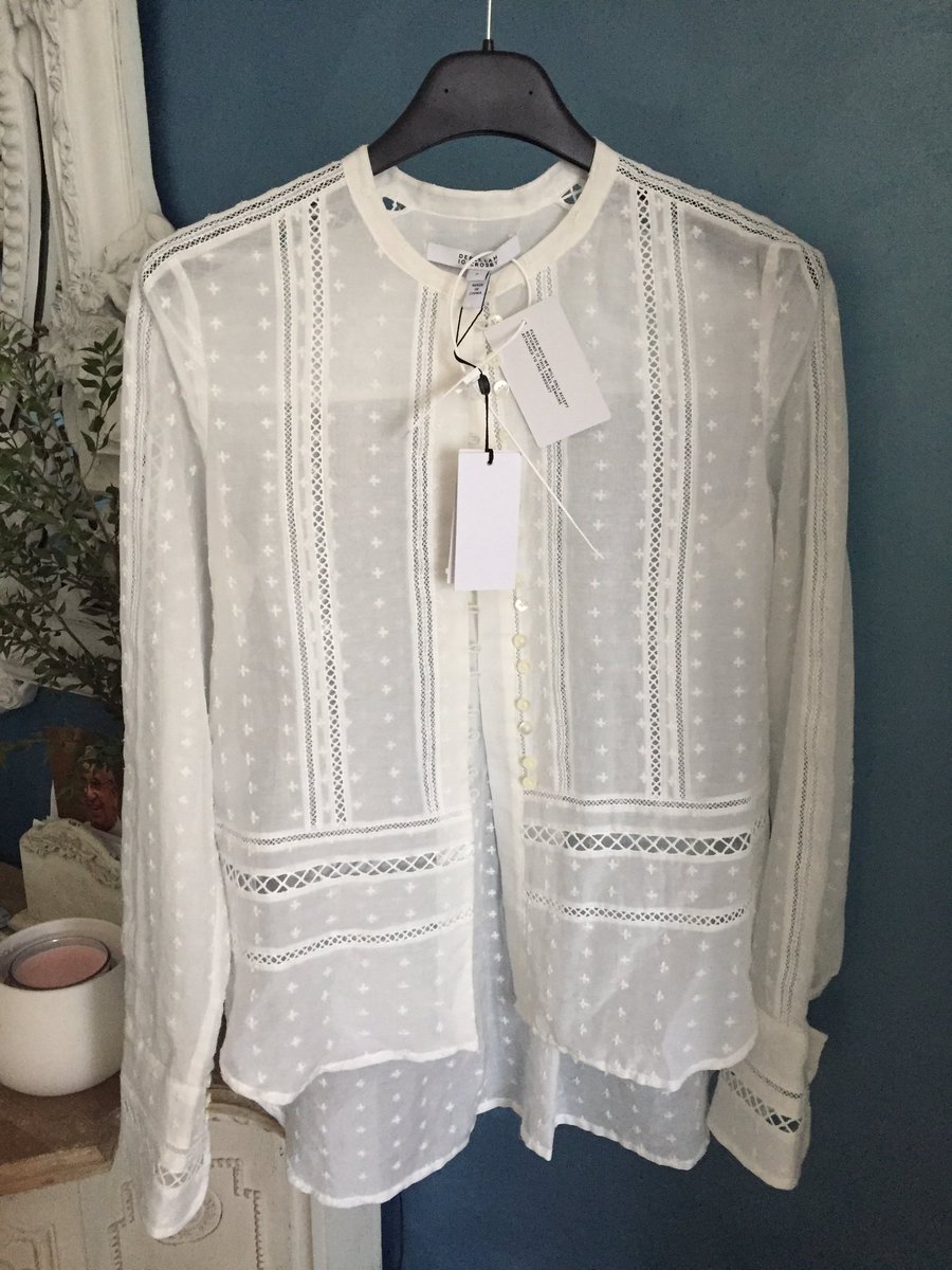 Laurana78's tweet photo. @jenmorrisonlive Finally got my Emma Swan @DerekLamNYC blouse!!! Really love it!!! #101daysofsmiles โค๏ธ https://t.co/8mQuqEq3GP
