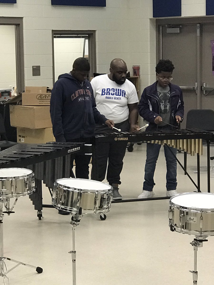 EduLdrRBJr's tweet image. 8th Grade Dolphins engaged and practicing #IDoWeDo #modelingexpectations #engagement