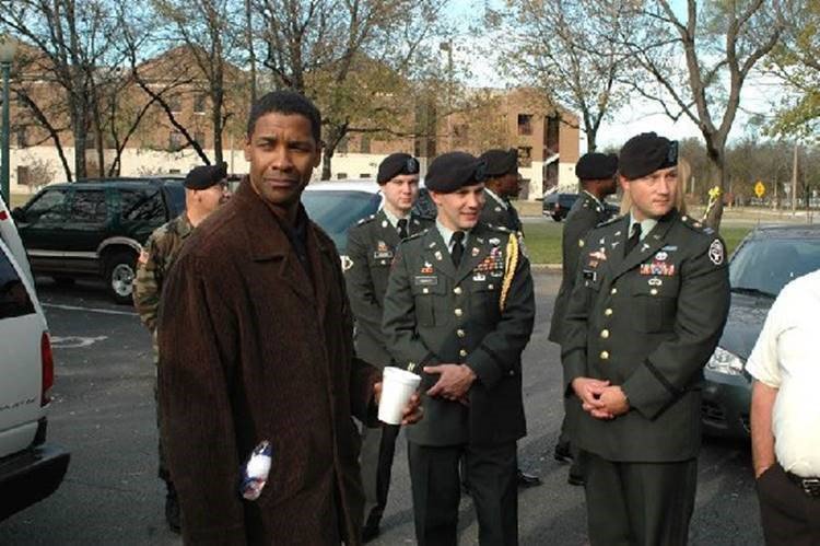 StantonChaseLA's tweet photo. Denzel Washington recently visited the troops at Brooks Army Medical Center...#DenzelWashington #VeteransMatter #USArmy https://t.co/egDqS7Wlxy