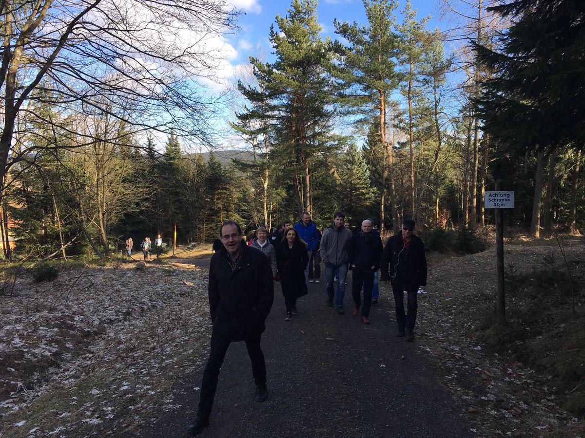 SusanneHennig's tweet photo. Spontaner Waldspaziergang von @Linke_Thl in der Mittagspause der Haushaltsklausur. #TeamLinke #r2g https://t.co/6EGP4xPGDa
