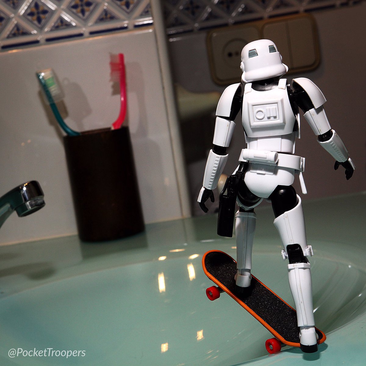 PocketTroopers's tweet photo. Dark side of the last picture 😉 #skateboard #skateboarding #stormtrooper #starwars #toyphotooftheday https://t.co/8ibb0jZeth