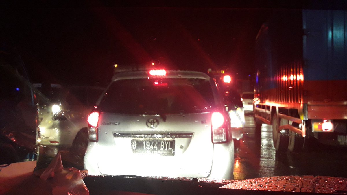redyriyady's tweet photo. @PRFMnews menju gerbang tol buahbatu macet total https://t.co/LEtmQsNWUB
