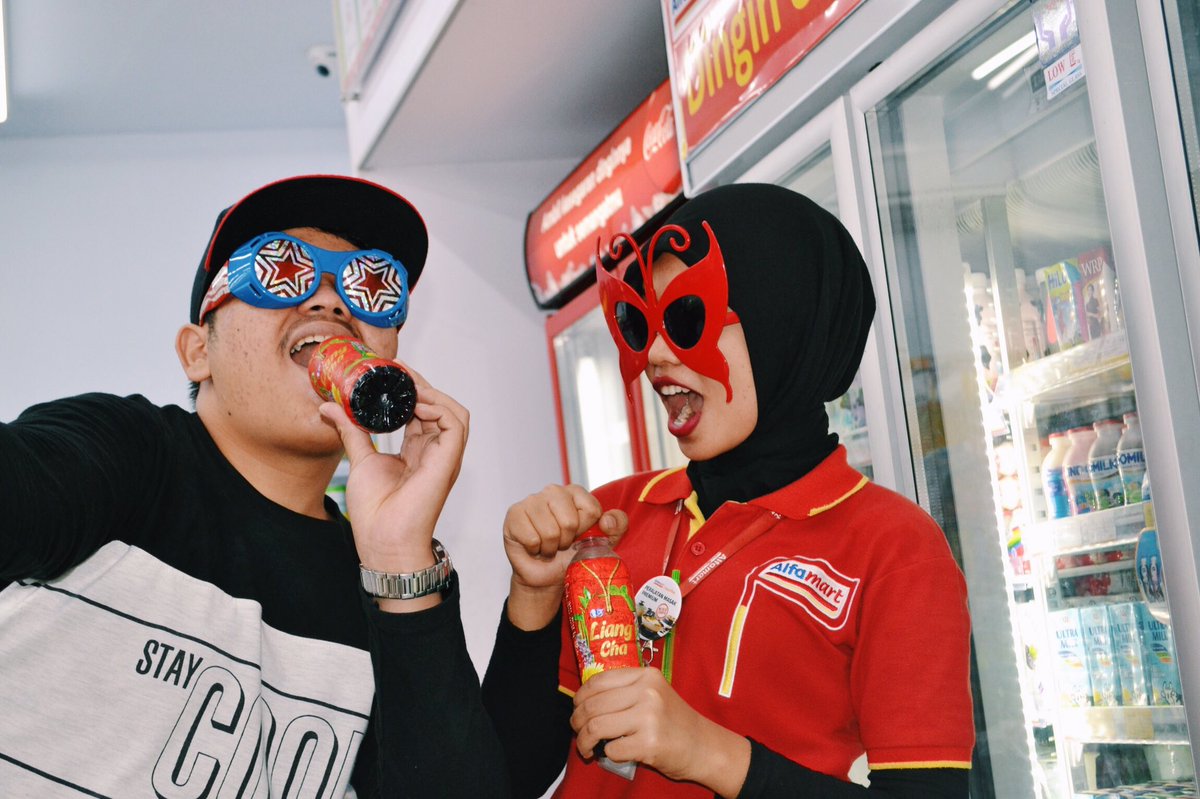 FADLHYNST's tweet photo. Leganya kalau minum #LiangCha di terik hari apalagi di temani mbak #Alfamart terus selfie deh ikutan #coolclickandwin @alfamart @LiangChaID https://t.co/OrvOmWJFvd