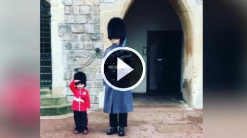Striscialarete's tweet photo. #GuardiaReale #Inghilterra Guardia Reale Inglese ignora il protocollo e rende felice un bimbo - https://t.co/AsT9NQysvZ https://t.co/sc6BHUApZq