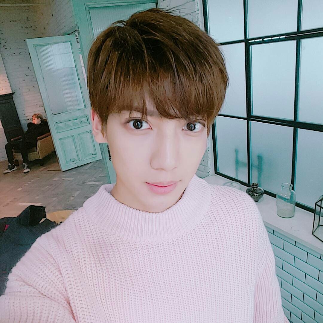 ApinyaNidnoi's tweet image. สุดท้ายแล้ว เราก็ไม่ได้คำตอบของชุดชมพูเซ็ตนี้ #QuestionsRemain #보이프렌드 #PinkShootingSet 🤔🤔🤔