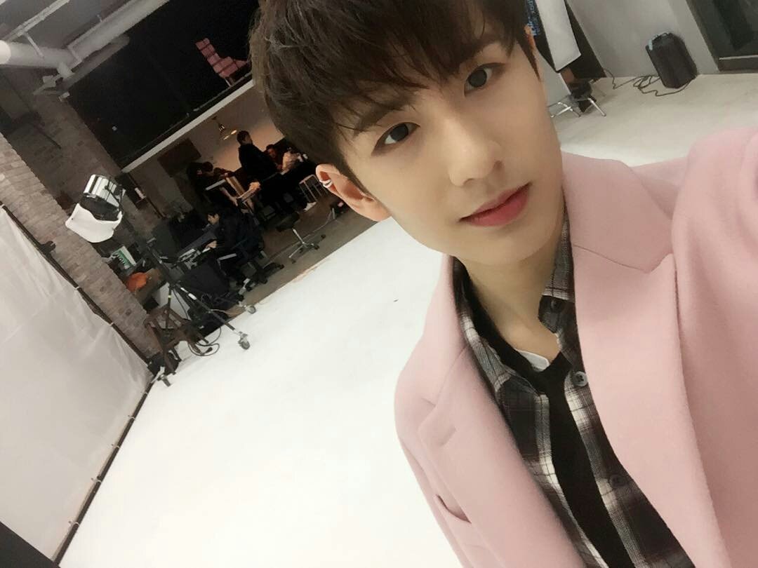 ApinyaNidnoi's tweet image. สุดท้ายแล้ว เราก็ไม่ได้คำตอบของชุดชมพูเซ็ตนี้ #QuestionsRemain #보이프렌드 #PinkShootingSet 🤔🤔🤔