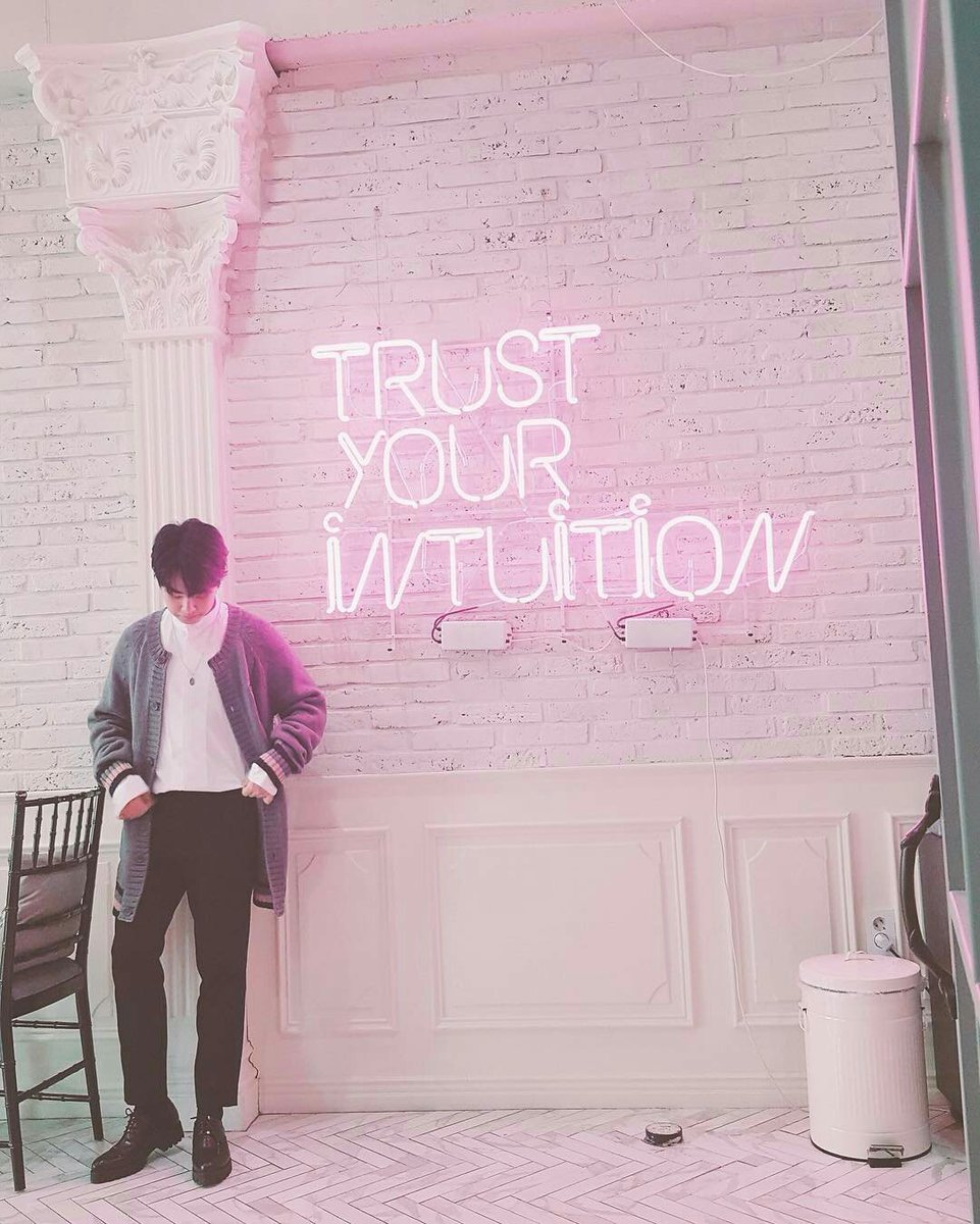 ApinyaNidnoi's tweet image. สุดท้ายแล้ว เราก็ไม่ได้คำตอบของชุดชมพูเซ็ตนี้ #QuestionsRemain #보이프렌드 #PinkShootingSet 🤔🤔🤔