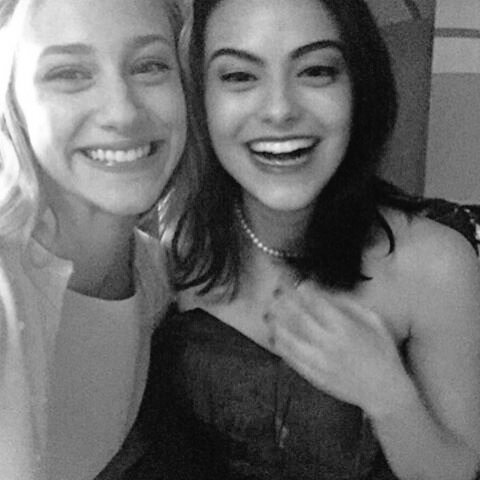 CamilaMendes_PL tweet picture