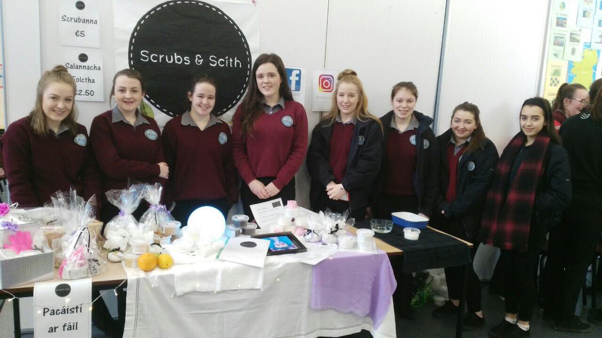 scoilmhuirebg's tweet photo. Lucht fiontraíochta na scoile ag baint sult as an Daingean @UdarasnaG @saolodheas @JA_Irl #fiontraitheoga #beirbua https://t.co/cXY9mtL1og