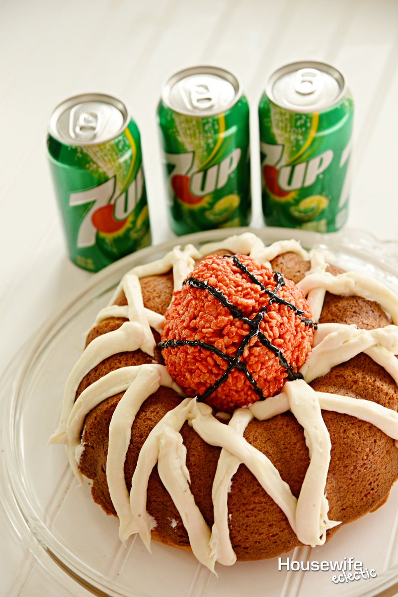 eclectiful's tweet photo. Just add 7UP to this cake for the most incredible Lemon Cake ever! Recipe here: #Justadd7UP #Cbias #ad https://t.co/s7YHPGaIf3 https://t.co/dryViKViKi
