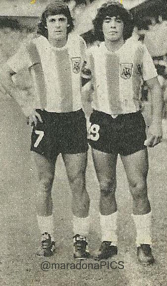 MaradonaPICS's tweet photo. el domingo 27 de febrero de 1977, Diego debutó en la selección con el número 19. Acá posa con el Loco Houseman https://t.co/brrrzBYbRz