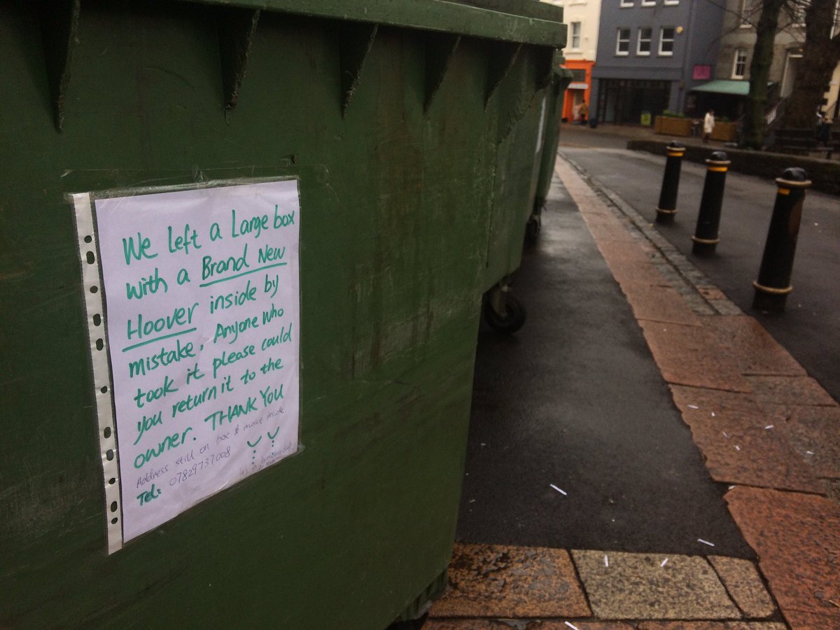 traceycahill's tweet image. Uh-ho! Snow Hill&apos;s very own #Oscar moment #wrongenvelope #wrongbox