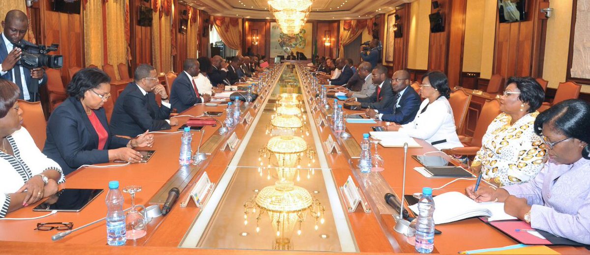CelesMaroga's tweet photo. Ces photos ont été prises ce matin en conseil des ministres... stop aux rumeurs sur l'état de santé du Président : il va très bien ! #Gabon https://t.co/siNvpgm662