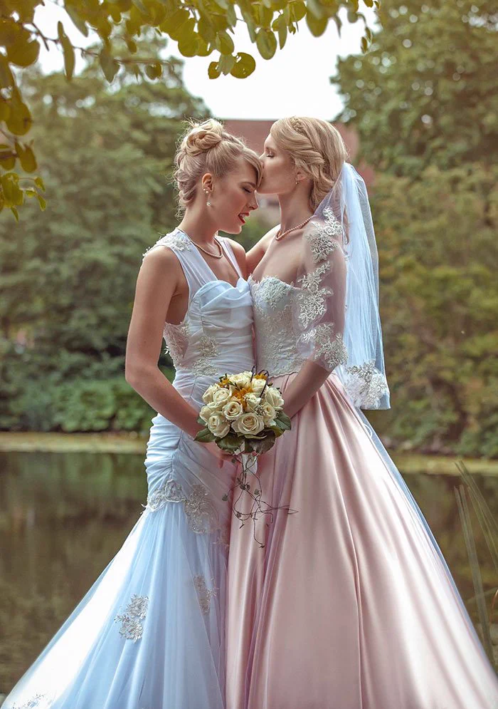 女性コスプレイヤー同士の結婚♡美しすぎるけれど、最後の1枚がズルすぎるwww