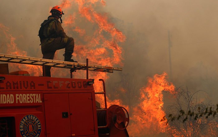 lacuarta's tweet photo. Famosos se comprometieron para la Bomberatón https://t.co/fLQIba2QgY https://t.co/ZKemLnqi8R