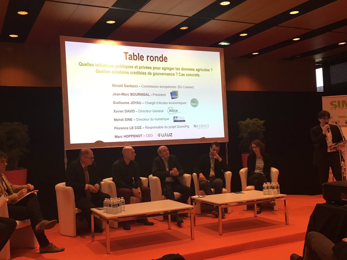alxd1az's tweet photo. Florence Lecoz @kerhis présente #domopig aux #agridatadays @sima_paris #agtech #bigdata https://t.co/AC5di7IMS9
