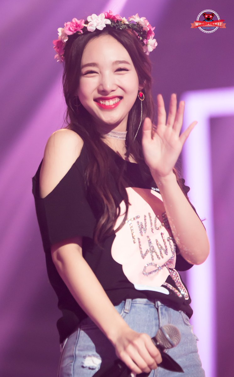 NAYEONINTL's tweet photo. [FANTAKEN] 170218 #TWICE at #TWICELAND in Seoul #TWICE #NAYEON #나연 #트와���스 Cr. wildtakky37 https://t.co/MtQrdsg2tO