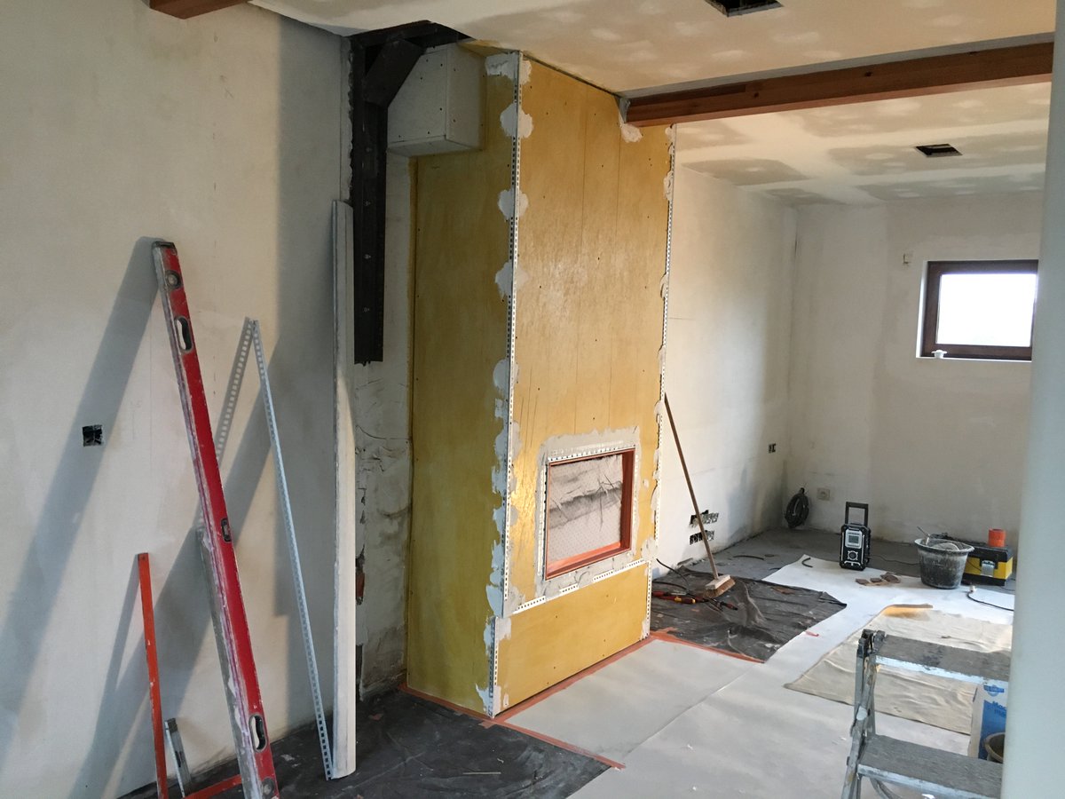 _D_Signed_'s tweet photo. Week 4: na afbraak, chape, pleister, basiselektriciteit, betegeling, ... Haard staat er nu ook 😄 #progress #interior #designed https://t.co/zQ65h8hS5r