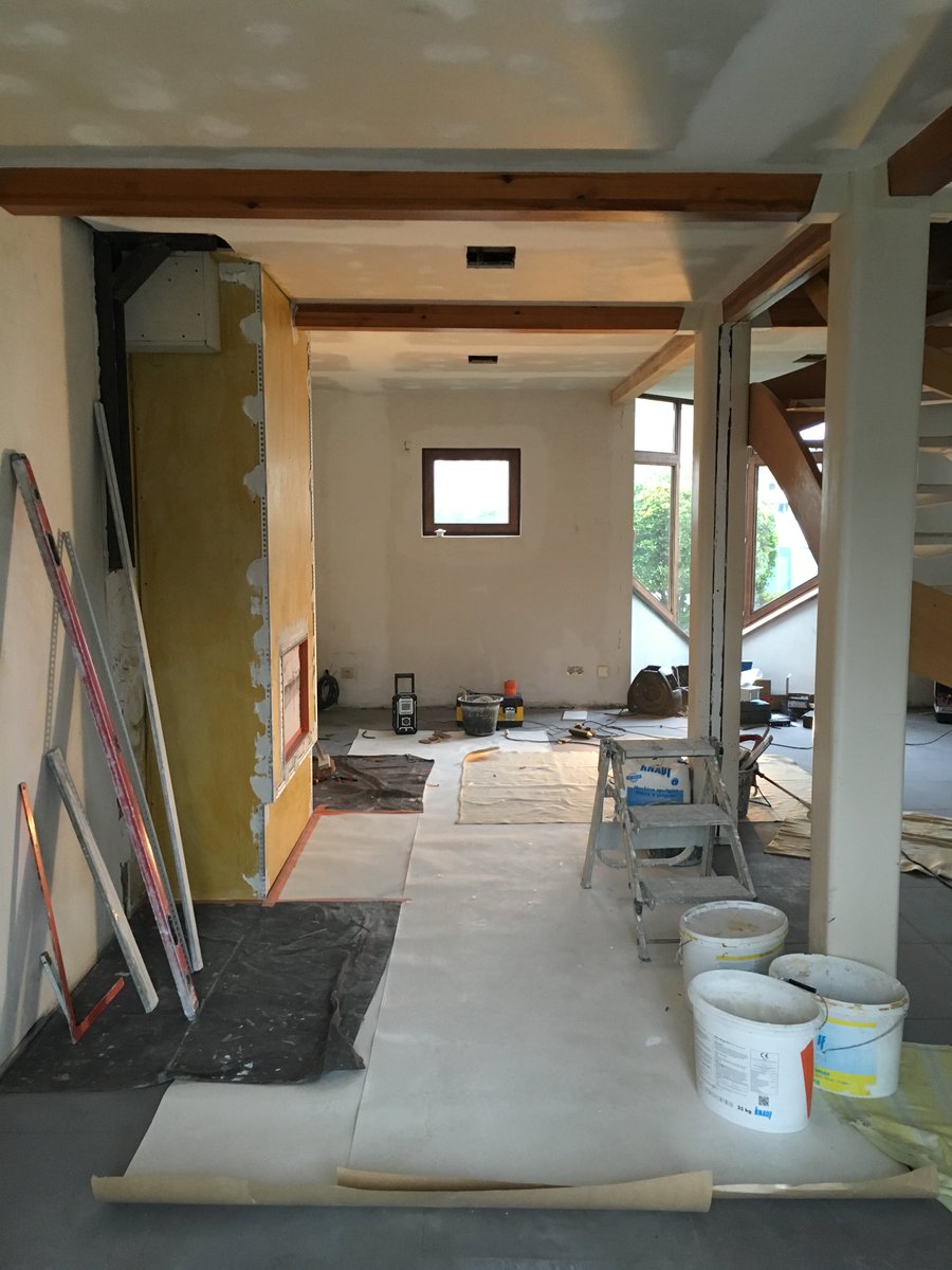 _D_Signed_'s tweet photo. Week 4: na afbraak, chape, pleister, basiselektriciteit, betegeling, ... Haard staat er nu ook 😄 #progress #interior #designed https://t.co/zQ65h8hS5r