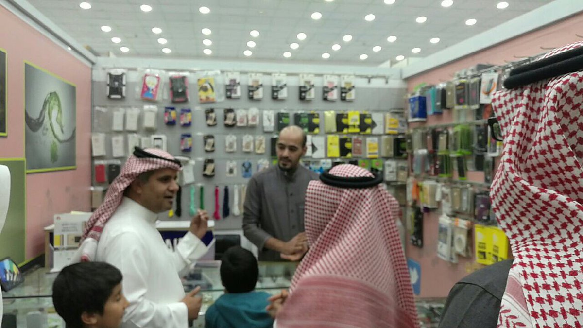 mojam3telecom's tweet photo. صور من جولة المشرف العام في  وزارة العمل في المدينة الاستاذ محمد النعمي وبعض الزوار في قسم الرجال https://t.co/JMJ5pJUna4