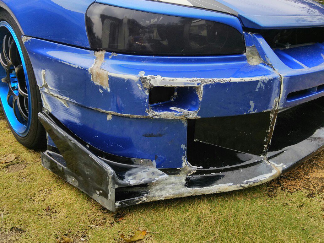 ヤス 車diy成功談 カナードと右側がバキバキに割れたバンパーをfrp補修 Frp使うのはこの時が初めてやったけど意外と綺麗に直せたw