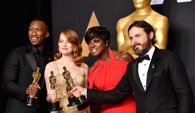 Zarf skandalı ve Oscar'ın ardından akılda kalanları <a href="/aytackara/">Aytaç Kara</a> yazdı. ranini.tv/ozel/22762/1/z… #Oscars