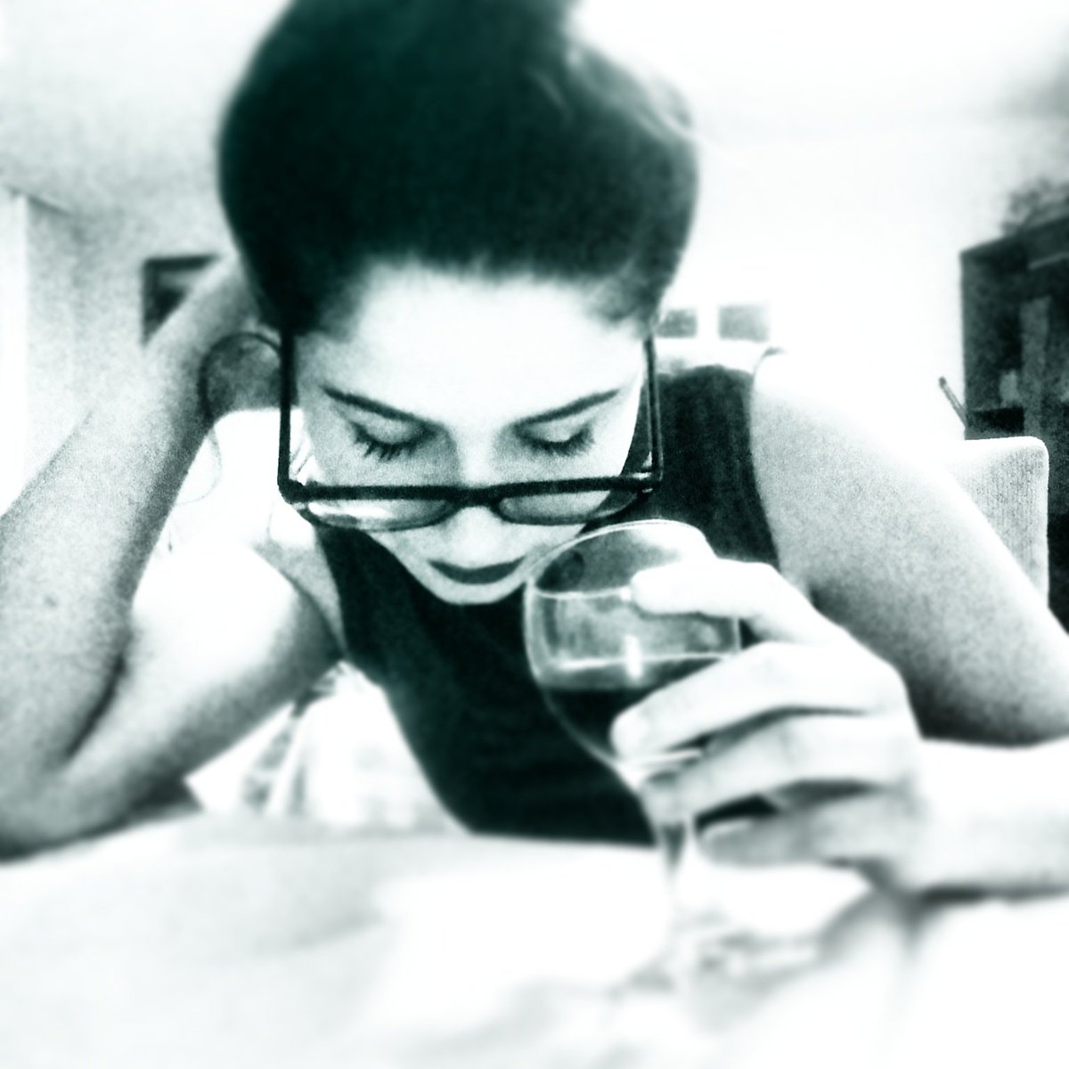 Tahir olmak da ayıp değil zühre olmak da, hattâ sevda yüzünden ölmek de ayıp değil.